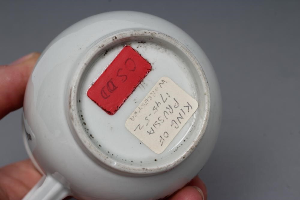 A FIRST PERIOD WORCESTER PORCELAIN BELL SHAPED MUG Image