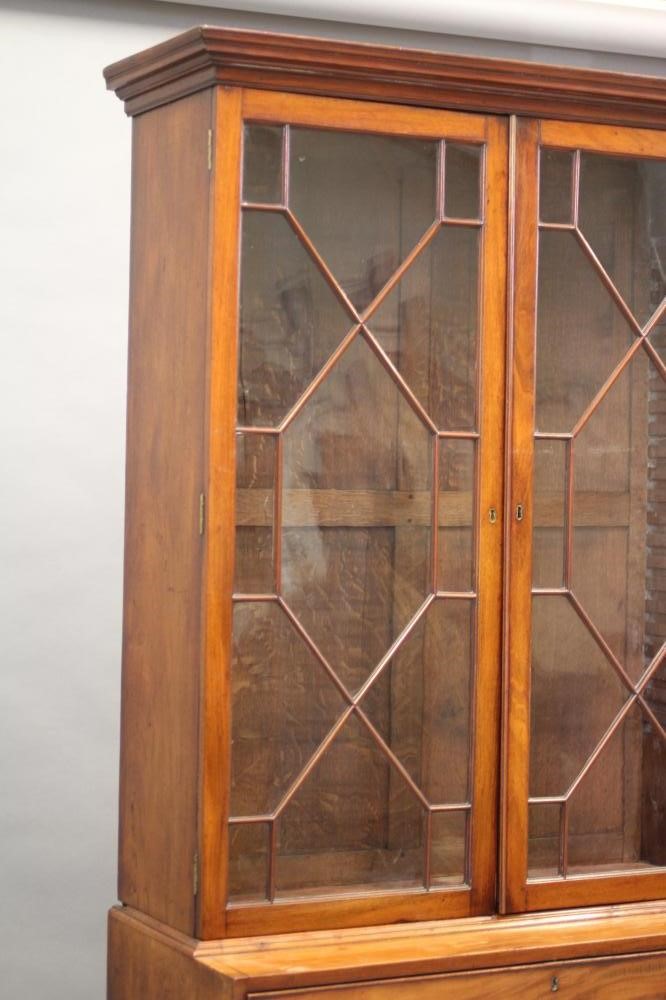 A GEORGIAN MAHOGANY SECRETAIRE BOOKCASE Image