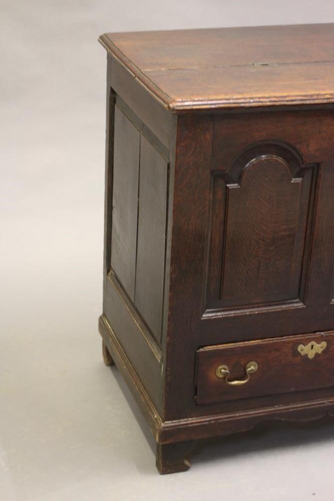 A GEORGIAN OAK PANELLED CHEST Image