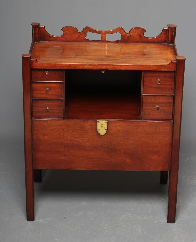 AN EDWARDIAN MAHOGANY BEDSIDE CABINET Image