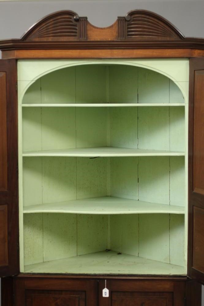 A GEORGIAN MAHOGANY STANDING CORNER CUPBOARD Image