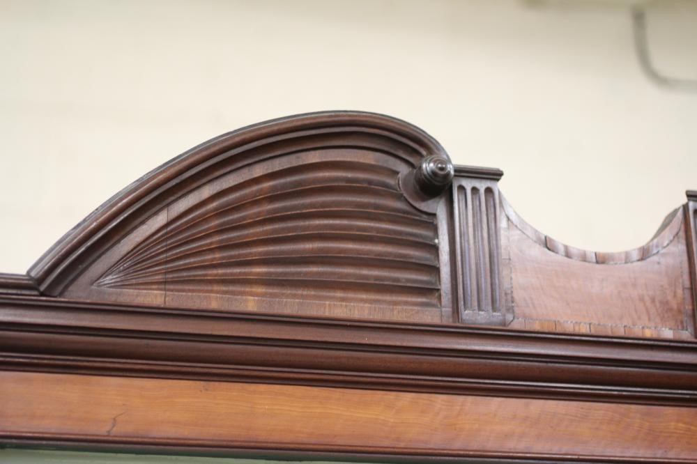A GEORGIAN MAHOGANY STANDING CORNER CUPBOARD Image