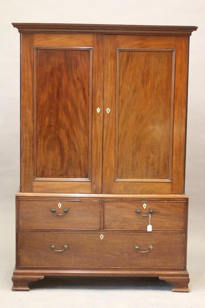 A GEORGIAN MAHOGANY LINEN PRESS Image