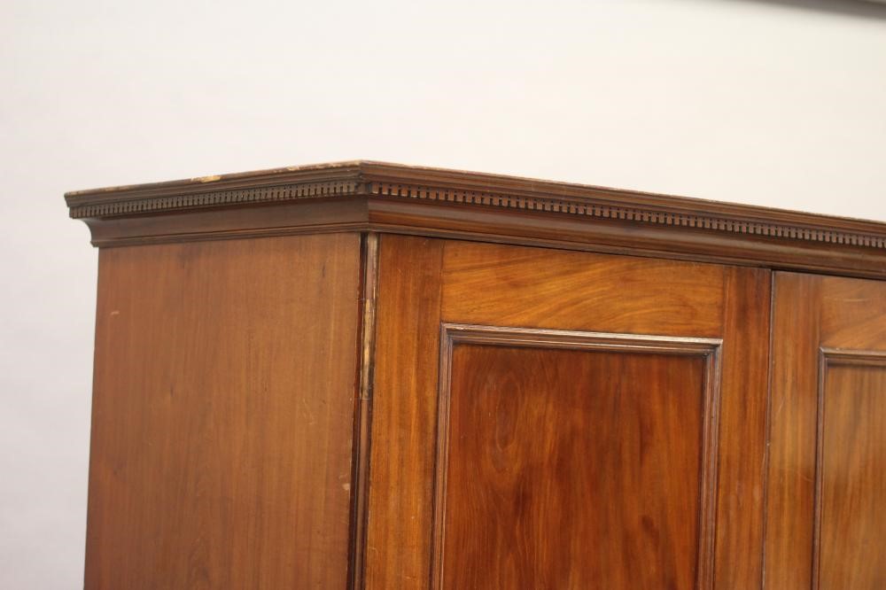 A GEORGIAN MAHOGANY LINEN PRESS Image