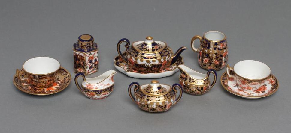 A ROYAL CROWN DERBY CHINA THREE PIECE IMARI PATTERN MINIATURE TEA SERVICE Image
