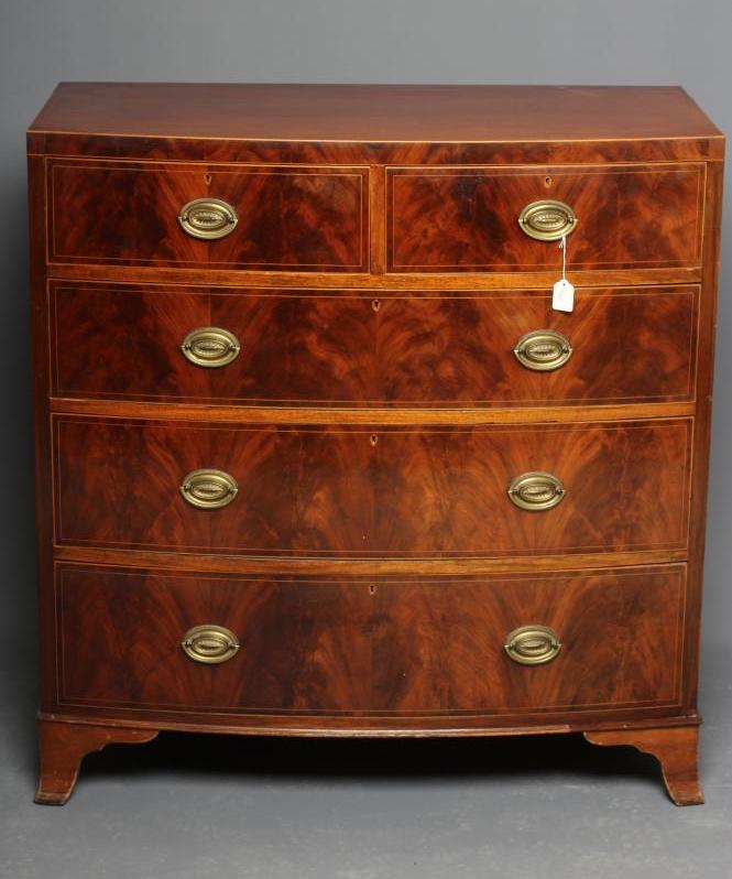 A REGENCY MAHOGANY BOW FRONT CHEST Image