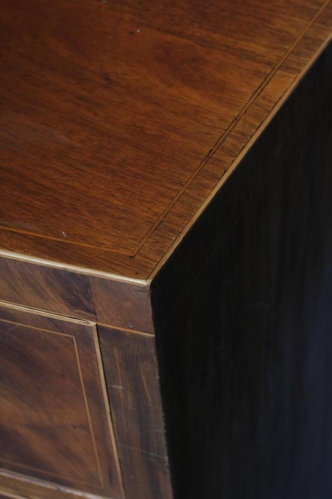 A REGENCY MAHOGANY BOW FRONT CHEST Image