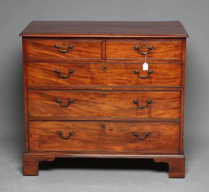 A GEORGIAN MAHOGANY CHEST Image