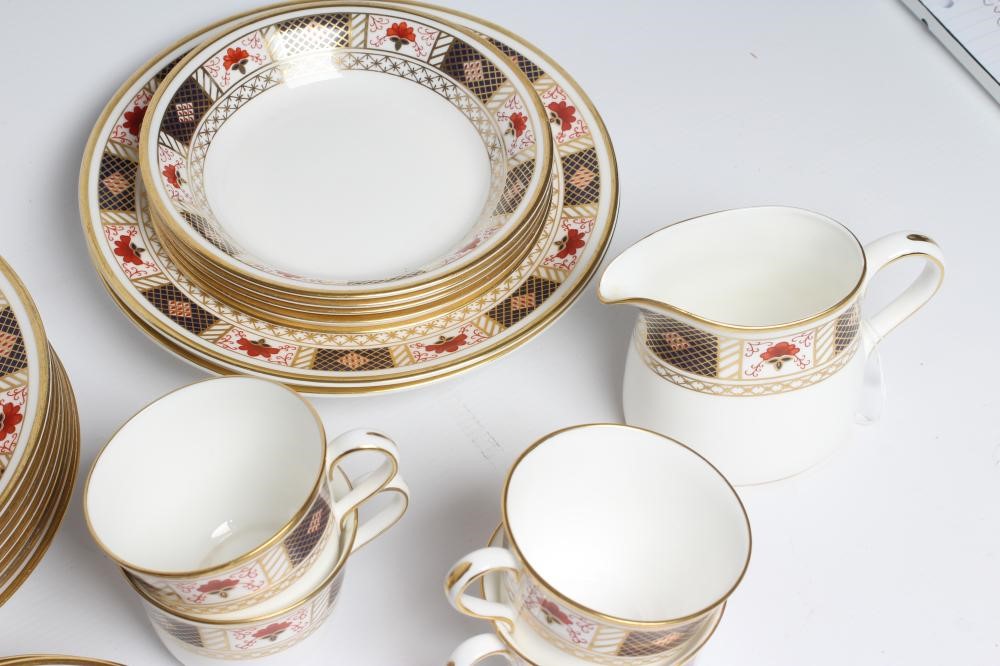 A ROYAL CROWN DERBY CHINA "DERBY BORDER" IMARI PATTERN PART DINNER AND TEA SERVICE Image