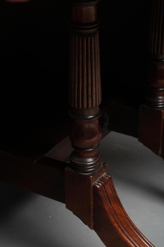 A REGENCY MAHOGANY DROP LEAF BREAKFAST TABLE Image