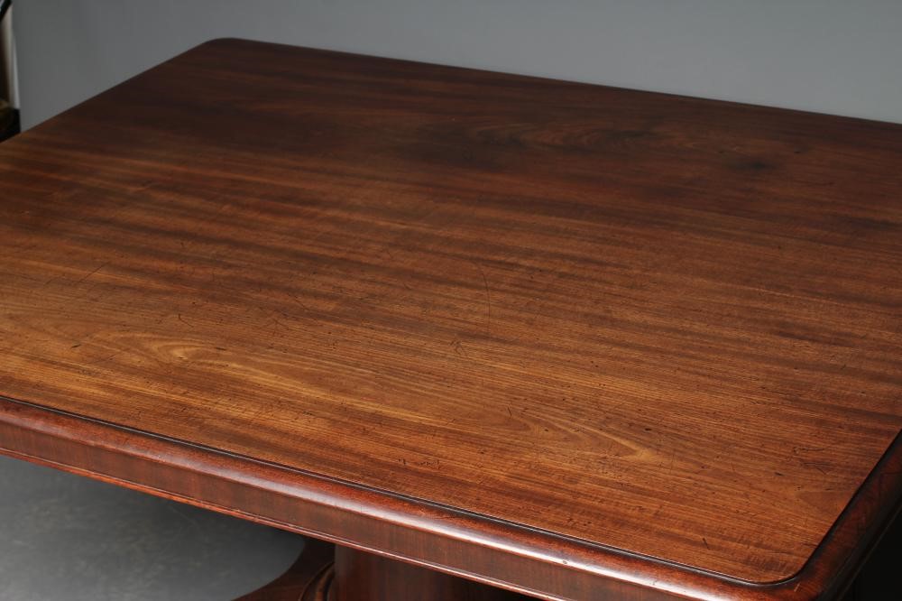 A LATE GEORGIAN MAHOGANY BREAKFAST TABLE Image