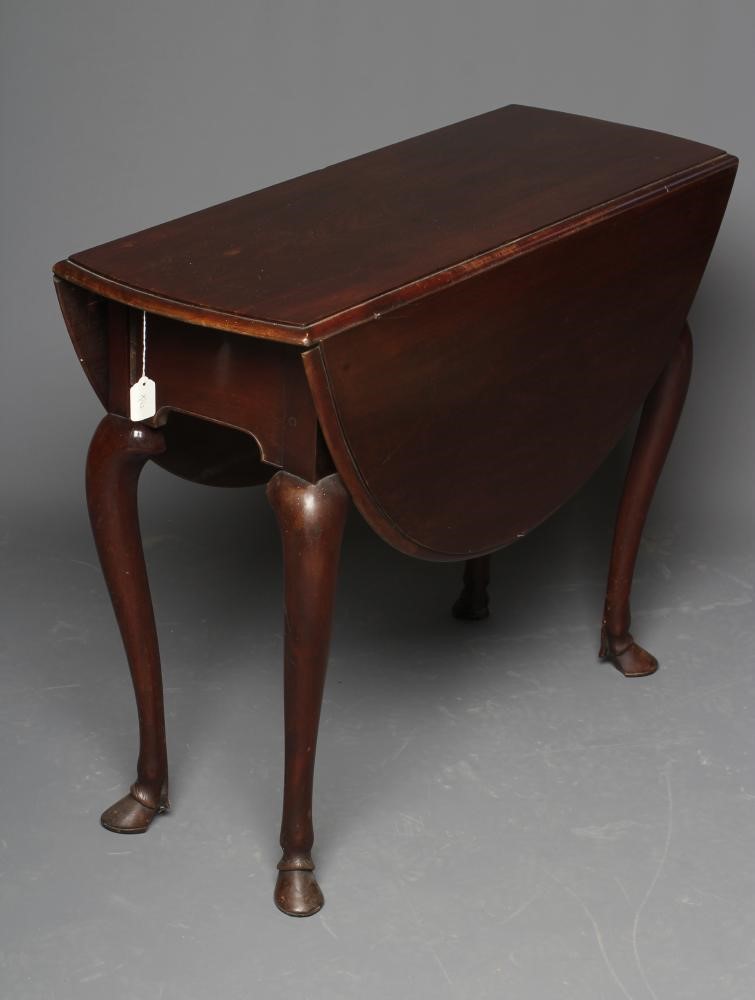 A GEORGIAN MAHOGANY DROP LEAF TABLE Image