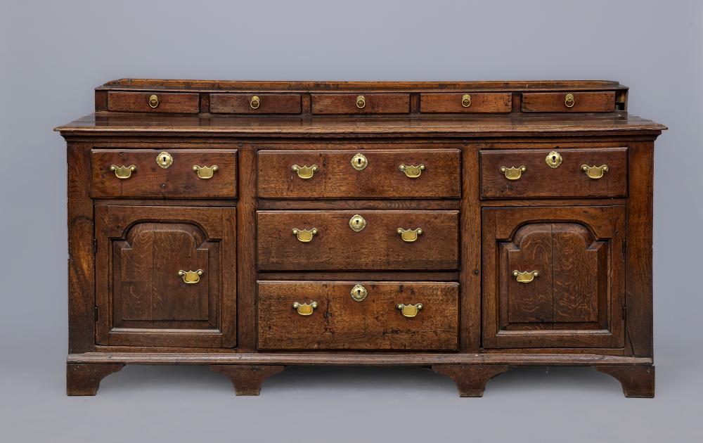 A GEORGIAN OAK ENCLOSED DRESSER Image