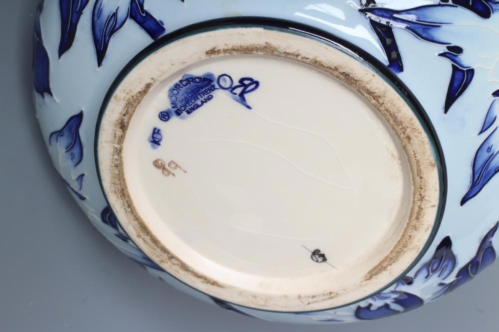 A MOORCROFT POTTERY VASE Image