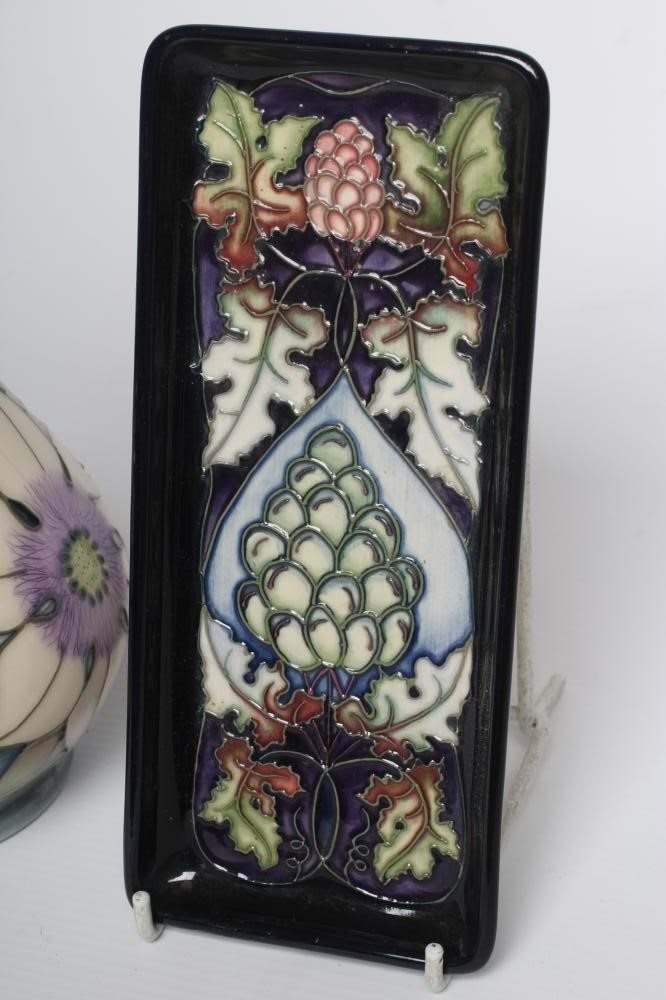 A MOORCROFT POTTERY VASE Image