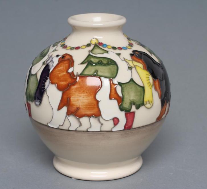 A MOORCROFT POTTERY SMALL VASE Image