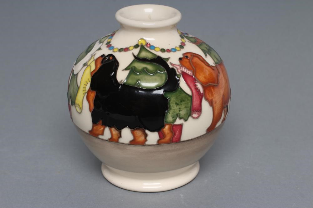 A MOORCROFT POTTERY SMALL VASE Image