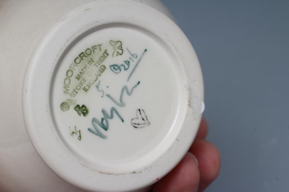 A MOORCROFT POTTERY SMALL VASE Image