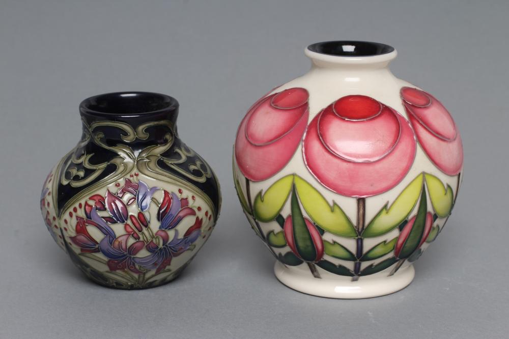 A MOORCROFT POTTERY SMALL VASE Image