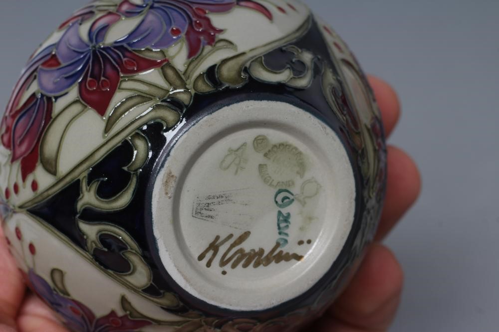A MOORCROFT POTTERY SMALL VASE Image