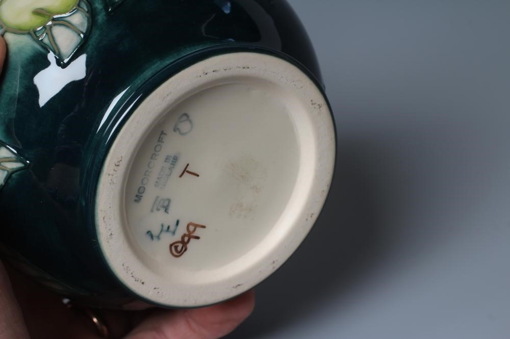 A MOORCROFT POTTERY VASE Image
