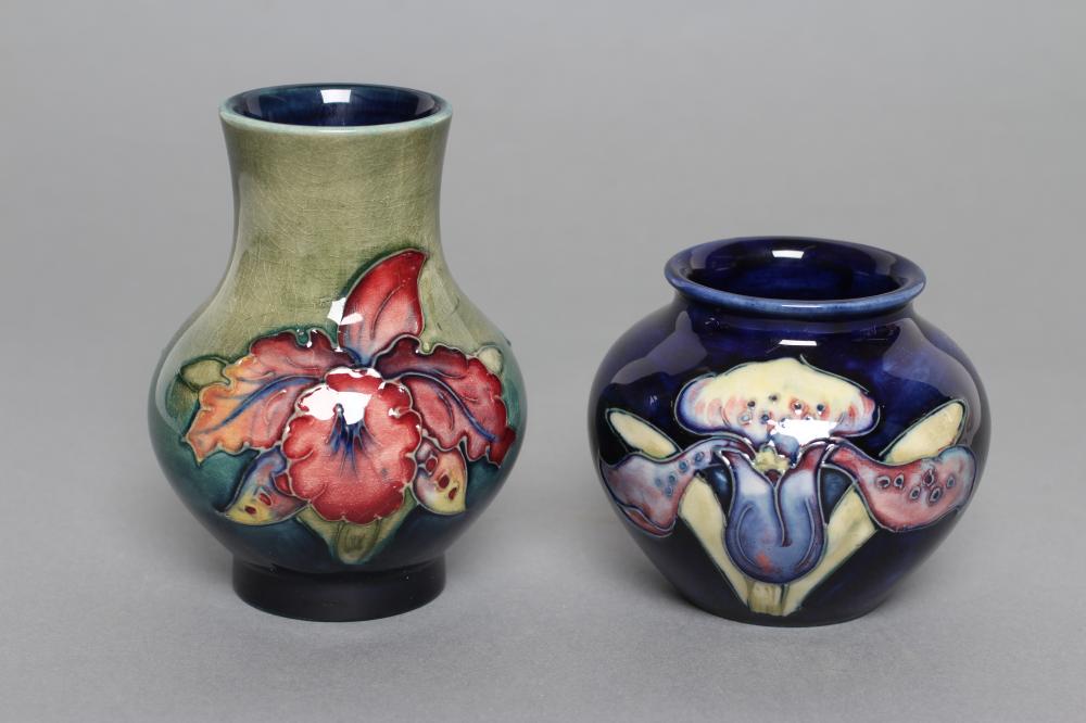 A MOORCROFT POTTERY ORCHID PATTERN SMALL VASE Image