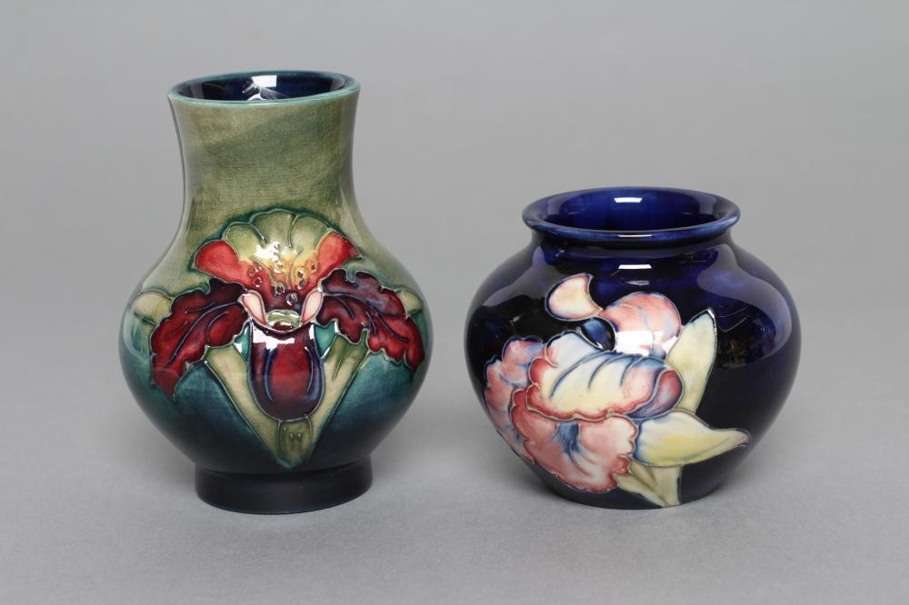 A MOORCROFT POTTERY ORCHID PATTERN SMALL VASE Image