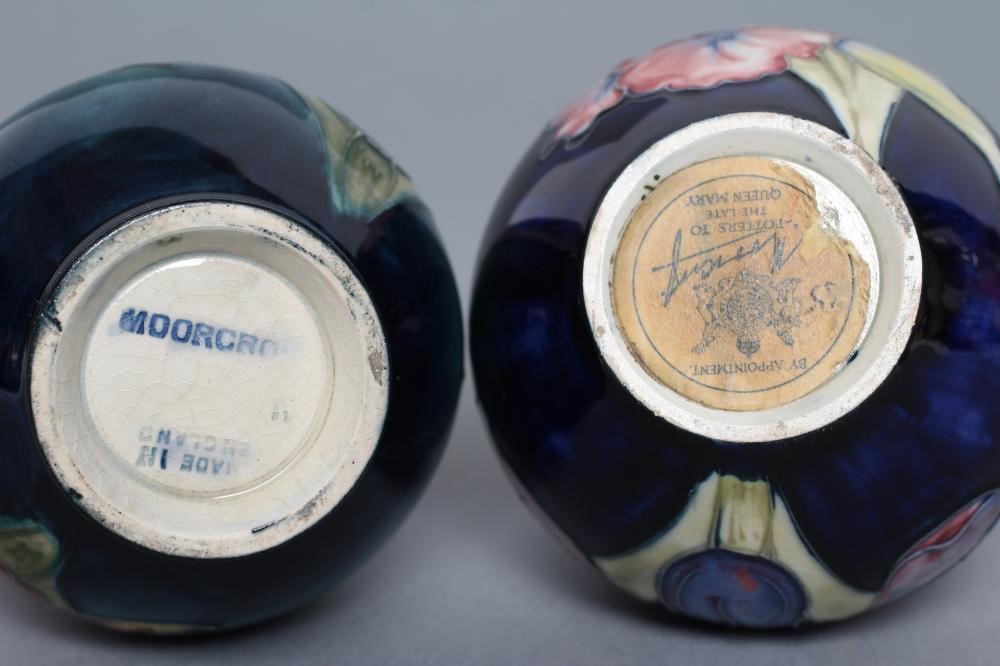 A MOORCROFT POTTERY ORCHID PATTERN SMALL VASE Image