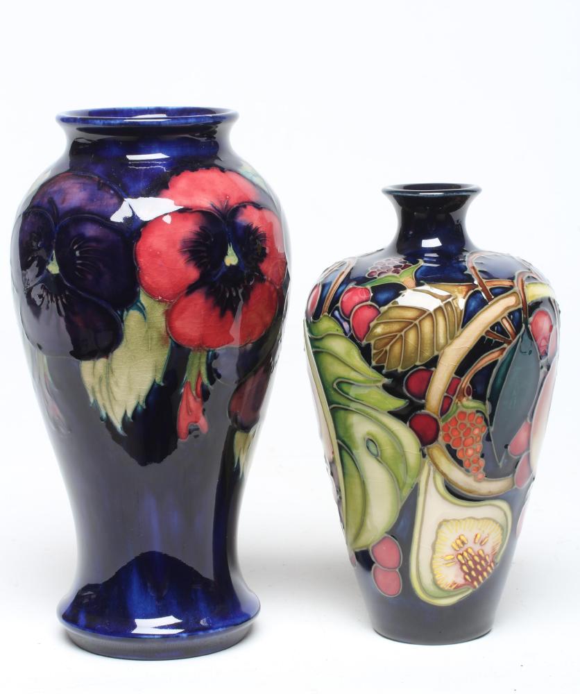 A MOORCROFT POTTERY PANSY PATTERN VASE Image