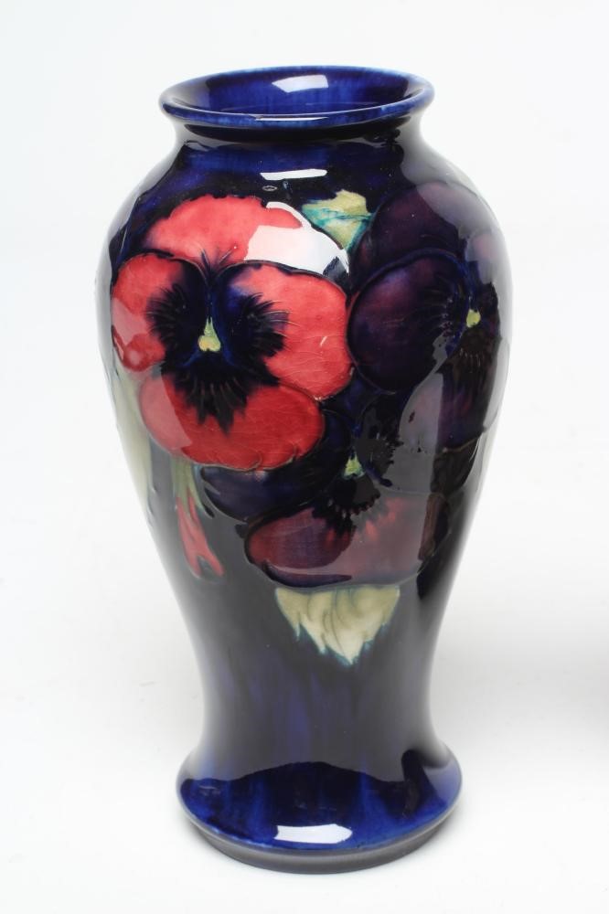 A MOORCROFT POTTERY PANSY PATTERN VASE Image