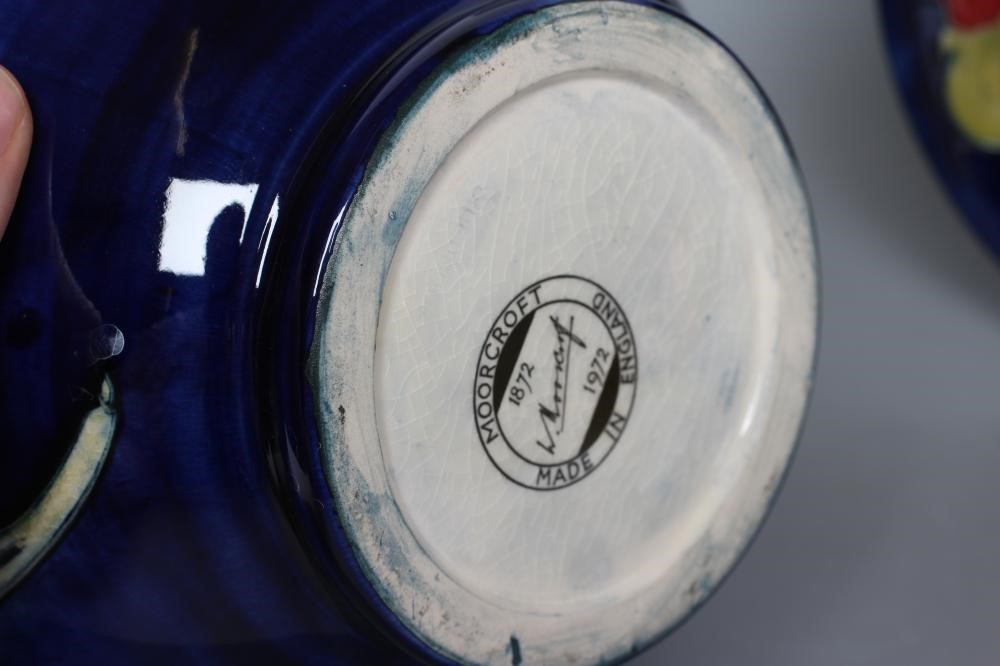 A MOORCROFT POTTERY HIBISCUS PATTERN VASE Image