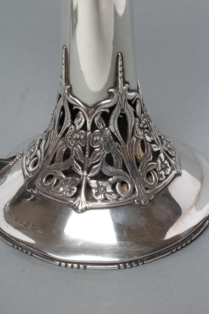 A SILVER ELECTRIC TABLE LAMP BASE Image
