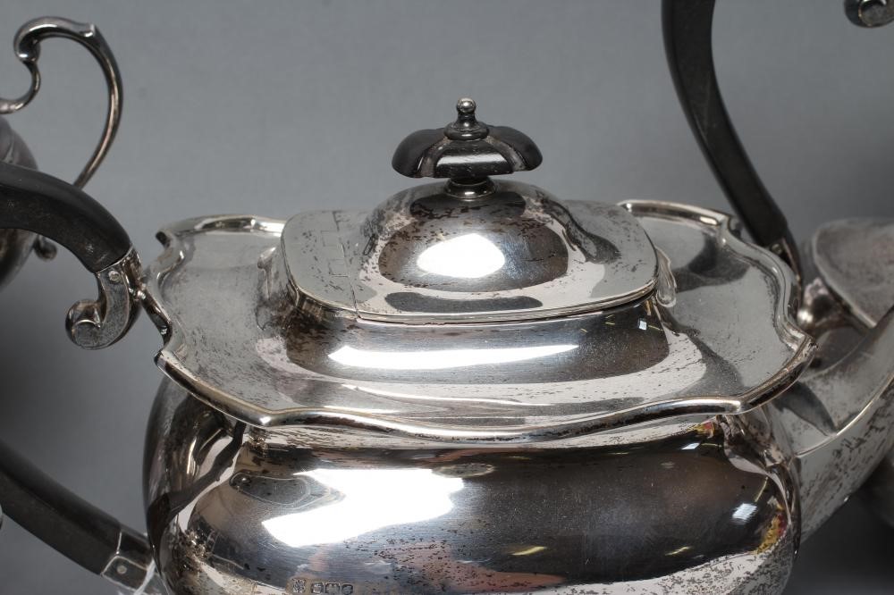 A silver teapot and coffee pot Hartleys Auctioneers & Valuers