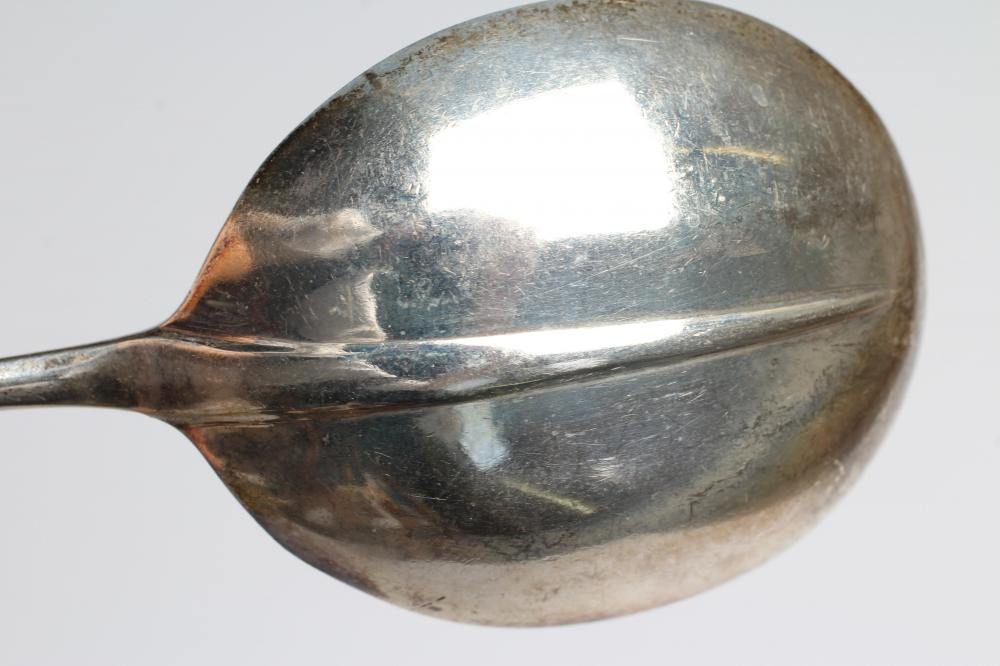 A SET OF TWELVE SILVER RAT-TAIL PATTERN SOUP SPOONS Image