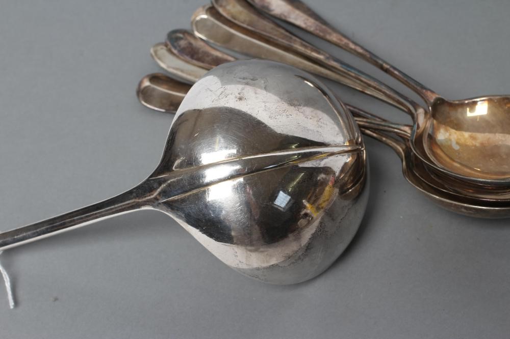 A SET OF TWELVE SILVER RAT-TAIL PATTERN SOUP SPOONS Image