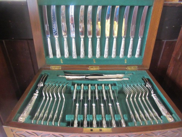 AN EXTENSIVE SILVER KING'S PATTERN TABLE SERVICE for twelve place settings Image