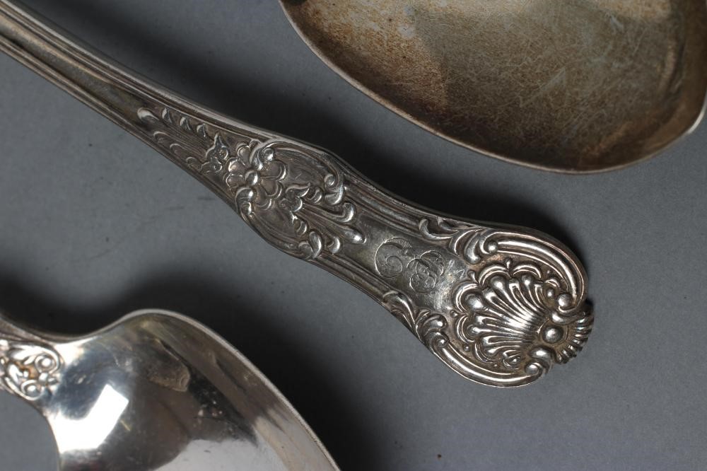 A SET OF FOUR WILLIAM IV SILVER DOUBLE STRUCK OYSTER BACK QUEEN'S PATTERN DESSERT SPOONS Image