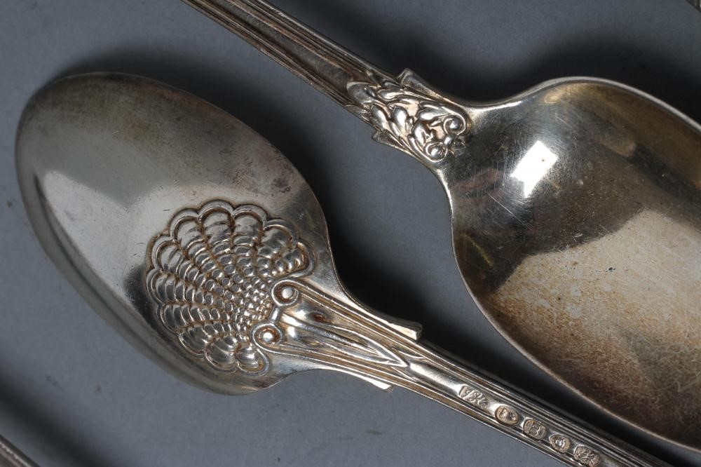 A SET OF FOUR WILLIAM IV SILVER DOUBLE STRUCK OYSTER BACK QUEEN'S PATTERN DESSERT SPOONS Image