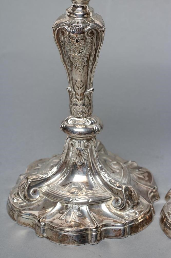 A PAIR OF LATE VICTORIAN SILVER CANDLESTICKS Image