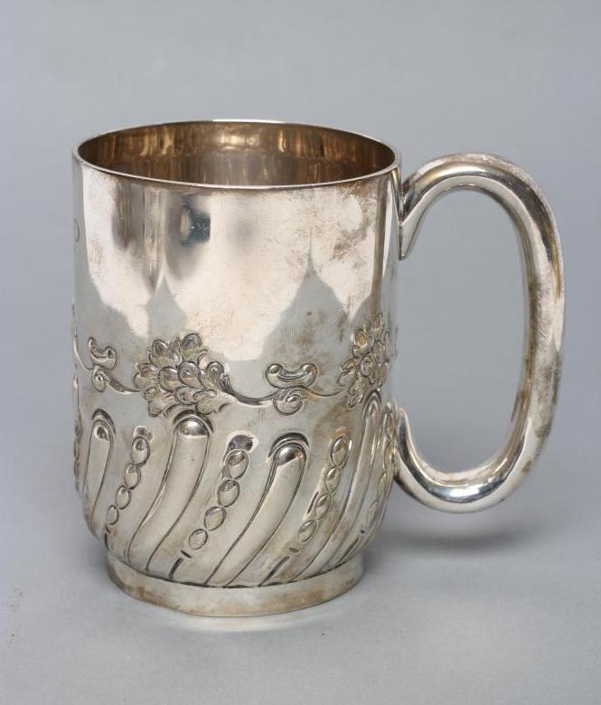 AN EDWARDIAN SILVER MUG Image