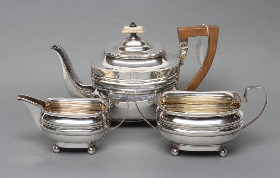 A LATE GEORGE III SILVER TEAPOT Image
