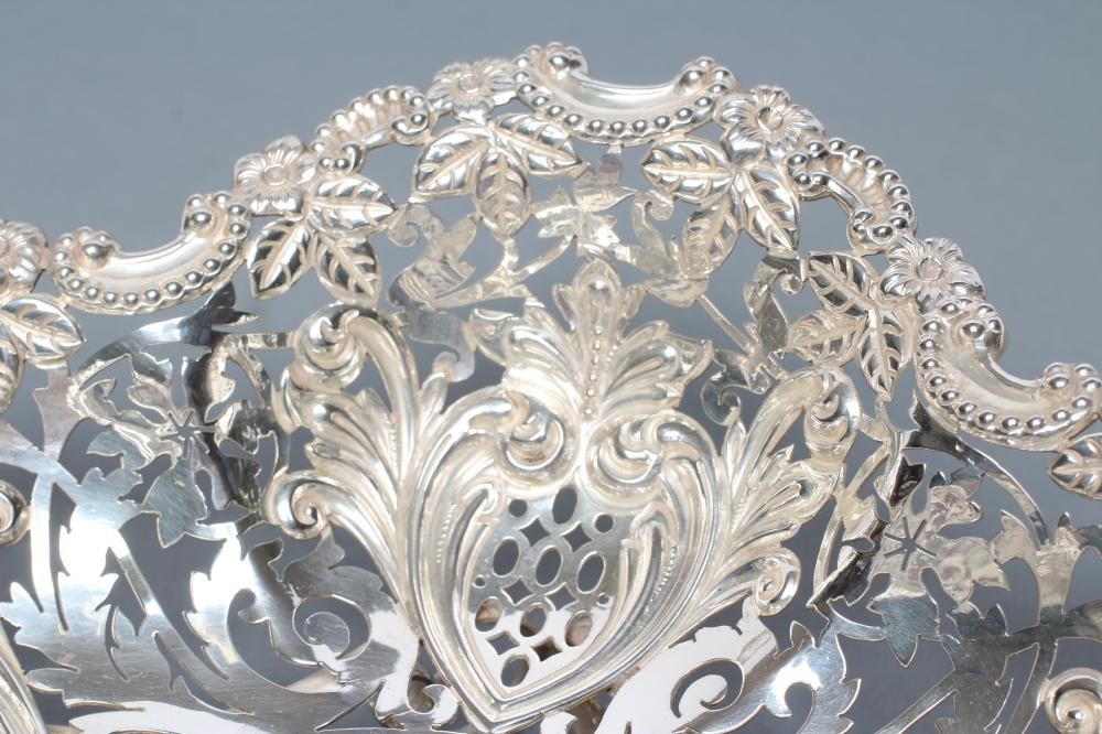 AN EDWARDIAN SILVER SWEETMEAT BOWL Image