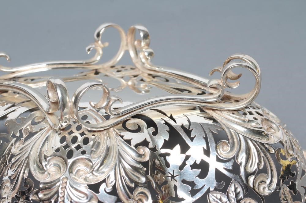 AN EDWARDIAN SILVER SWEETMEAT BOWL Image