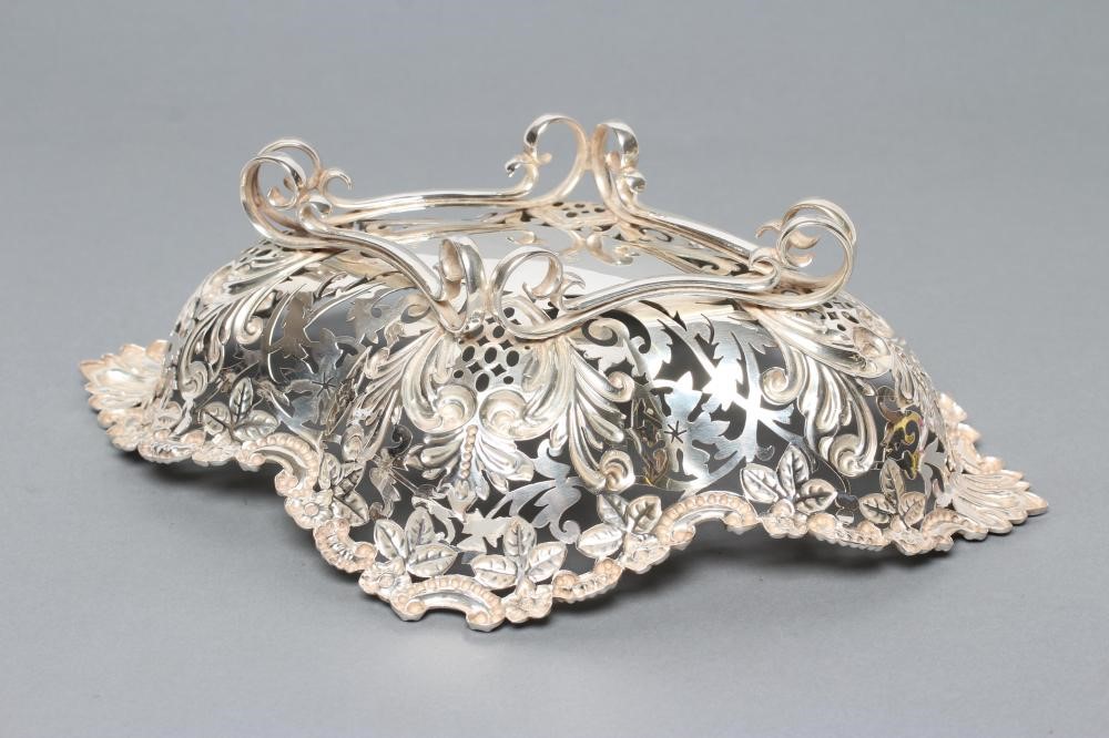 AN EDWARDIAN SILVER SWEETMEAT BOWL Image