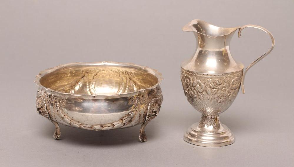 A LATE VICTORIAN SILVER SUGAR BOWL Image