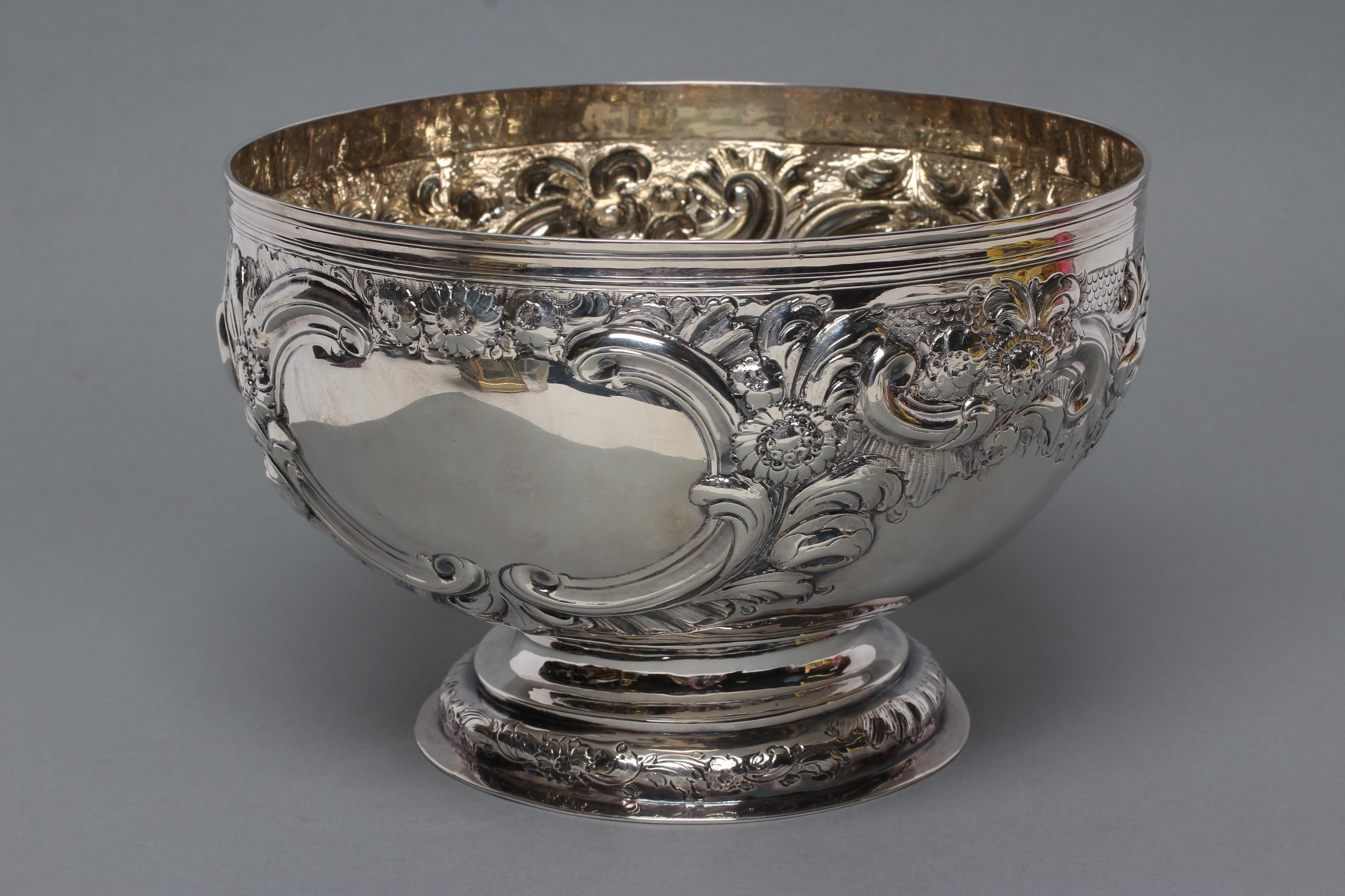 AN EARLY GEORGE I SILVER PUNCH BOWL Image
