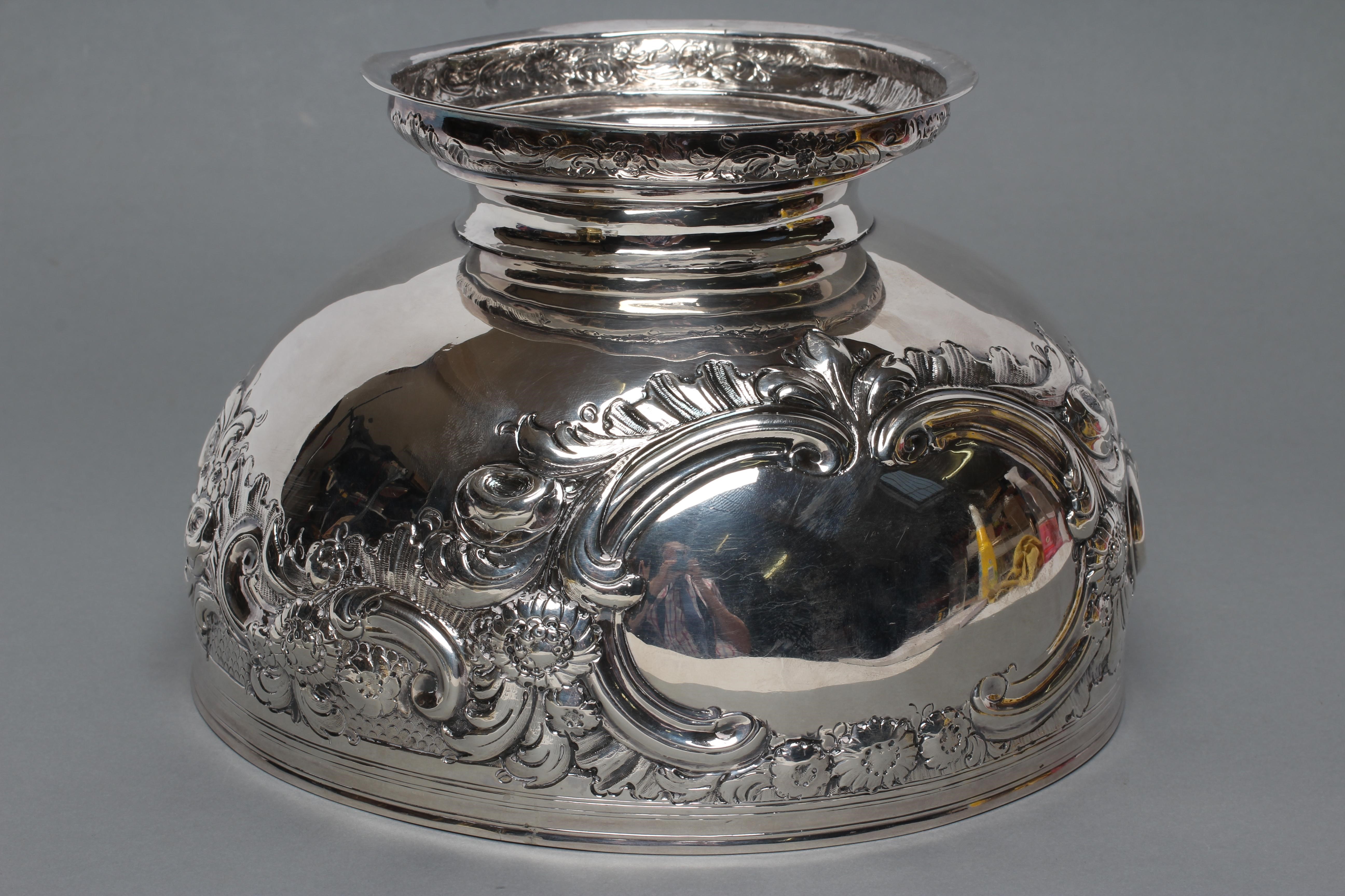 AN EARLY GEORGE I SILVER PUNCH BOWL Image