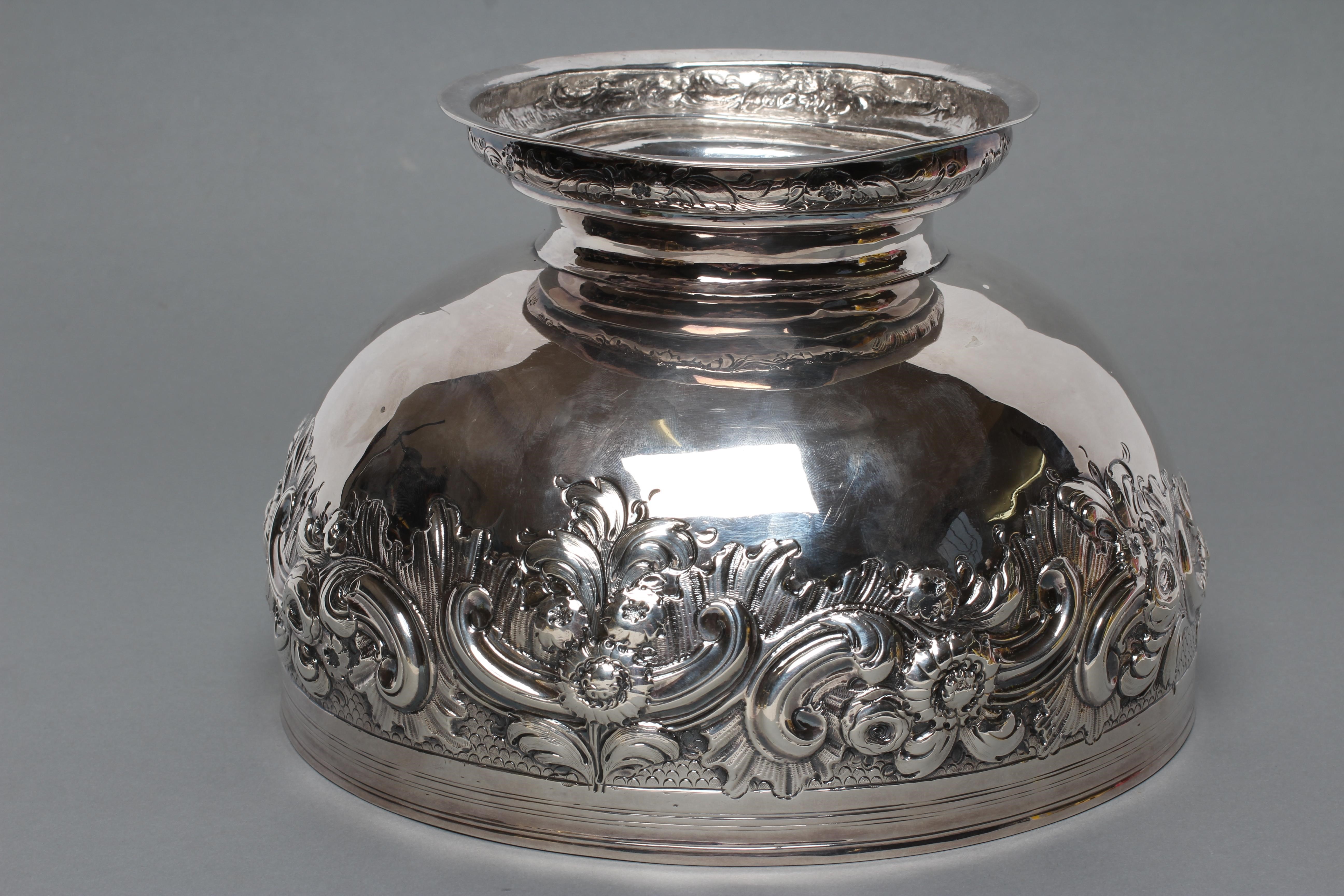 AN EARLY GEORGE I SILVER PUNCH BOWL Image
