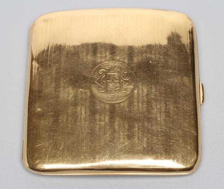 AN 18CT GOLD CIGARETTE CASE Image
