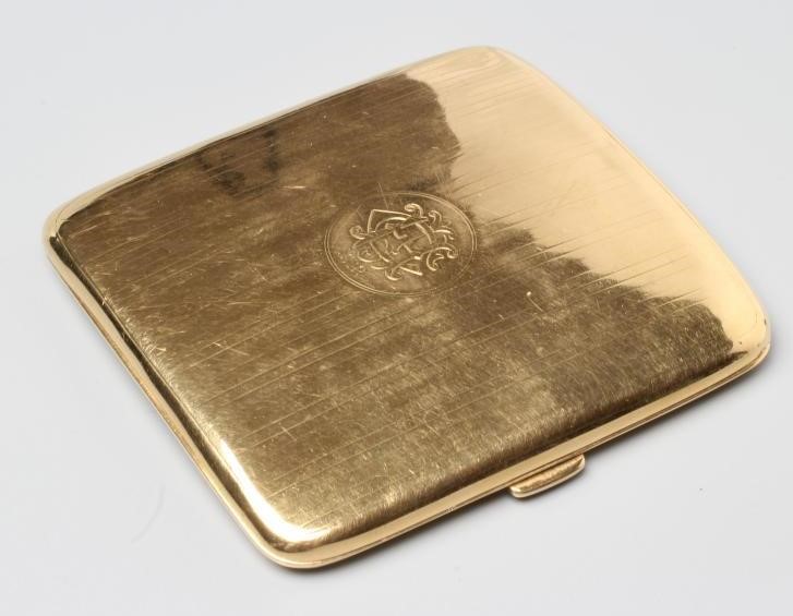 AN 18CT GOLD CIGARETTE CASE Image